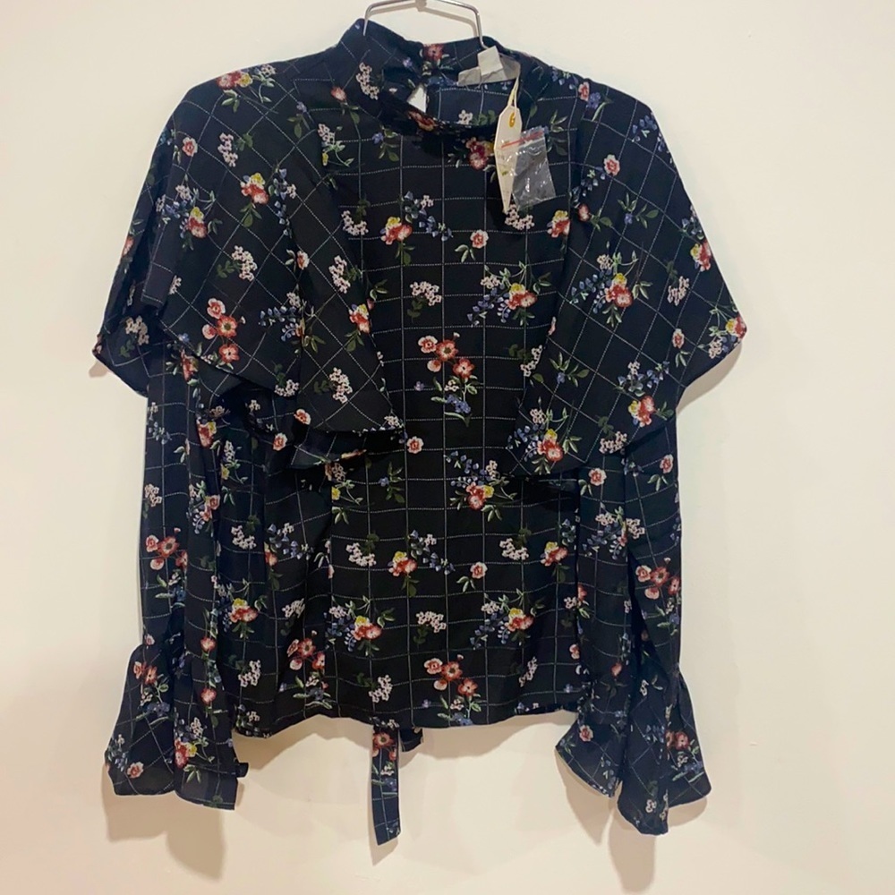 NWT loveriche black floral top size: M